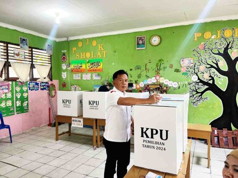 Plt Bupati Kepulauan Meranti dan Keluarga Nyoblos di TPS 01`