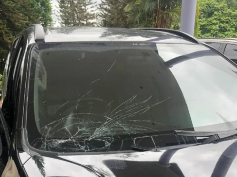 Kaca Mobil Ketua DPRD Kansing Pecah Dilempar OTK