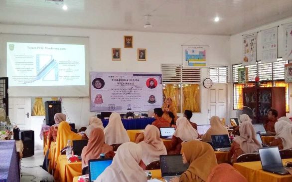 Dosen UIR Gelar Pelatihan Penulisan dan Publikasi Artikel PTK Berbantuan AI untuk Guru SMP di Kampar