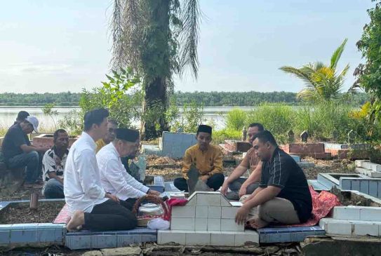 Masa Tenang, Cagubri Syamsuar Berziarah ke Makam Orang Tua