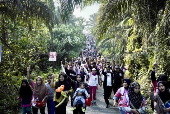 Warga Sialang Rampai Antusias Ramaikan Jalan Santai Bersama Paslon Nomor Urut 1