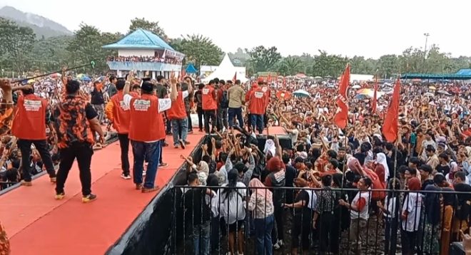Kampanye Akbar Calon Bupati dan Wakil Bupati Masinton Pasaribu Dihadiri Ribuan Massa