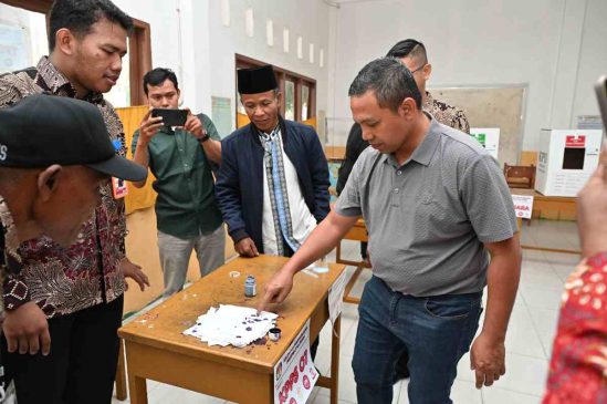 Cagubri Abdul Wahid Gunakan Hak Pilih di TPS 15 Kelurahan Tangkerang Labuay