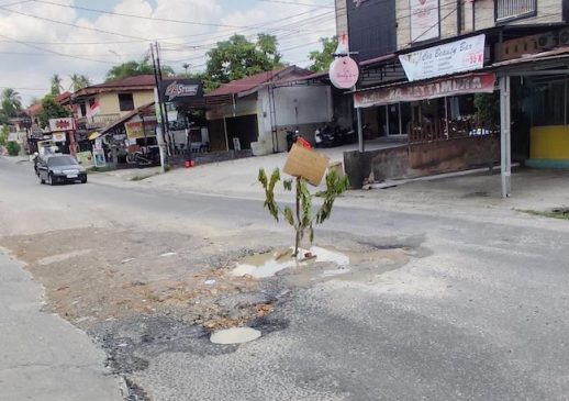 Pipa PDAM Bocor, Jalan Lembaga Pemasyarakatan Pekanbaru Rusak Parah