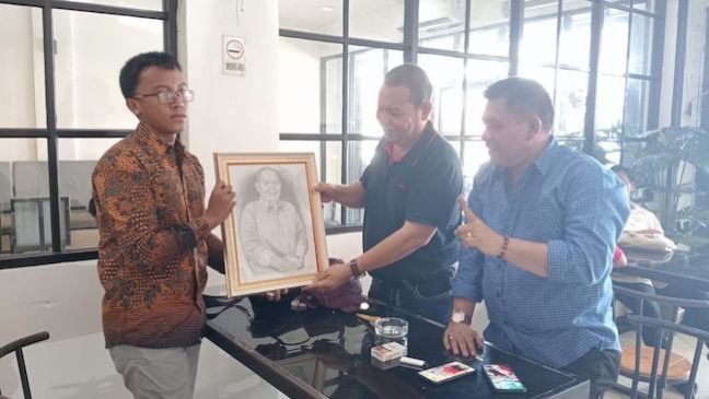 Cabup Siak Irving Dihadiahi Lukisan Wajahnya oleh Gen Z di Tualang