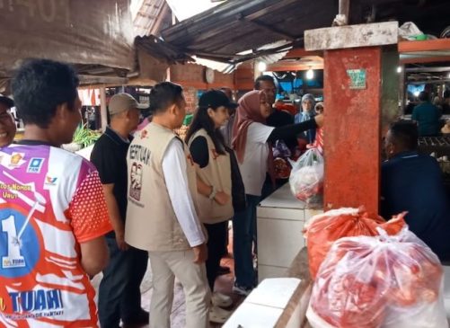 Relawan Paslon Nomor Urut 1 Blusukan ke Pasar Rumbai