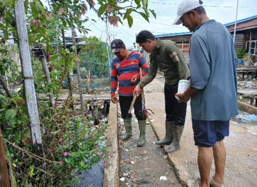 Cegah Malaria, Petugas Gabungan Goro di Desa Kuala Selat, Inhi