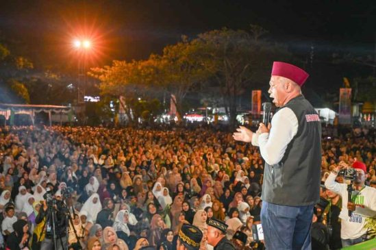 Ribuan Warga Ramaikan Kampanye Abdul Wahid Bersama UAS di Tembilahan