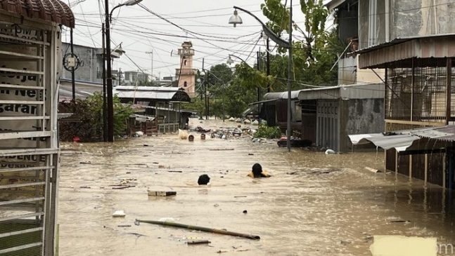 Banjir Seatap Rumah di Medan