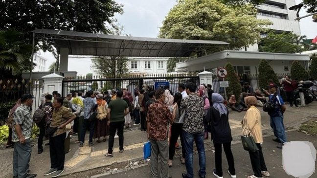 Mengadu ke Lapor Mas Wapres, Antrean Warga Menumpuk di Gerbang Istana