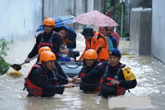 Polda Sumut Bantu Warga Terdampak Banjir di Medan