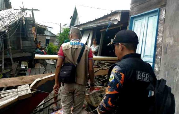 Longsor di Tanah Merah, BPBD Inhil Terus Pantau Situasi dan Berikan Bantuan Logistik