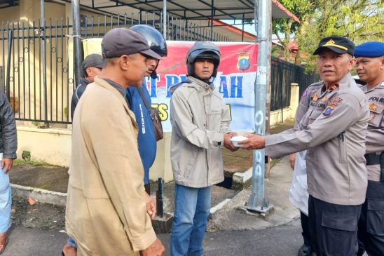 Polres Sibolga Laksanakan Jumat Berkah, Bagi Nasi Kepada Warga