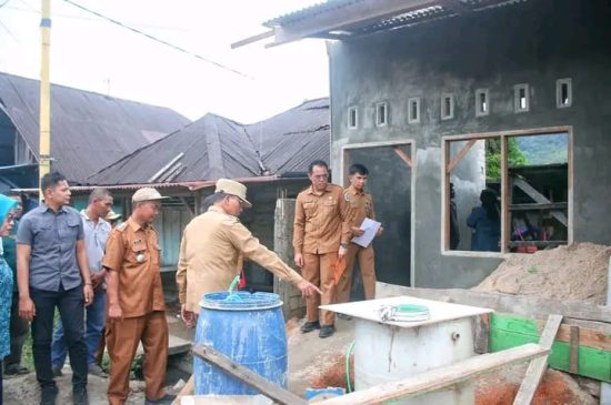 Pj Bupati Tapteng Tinjau RTLH Program “Tapteng Membara” di Kecamatan Sarudik