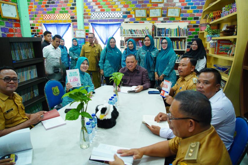 Pj Bupati H Sandi Fahlepi Tinjau Perpustakaan Kelurahan Ngulak Binaan TP PKK