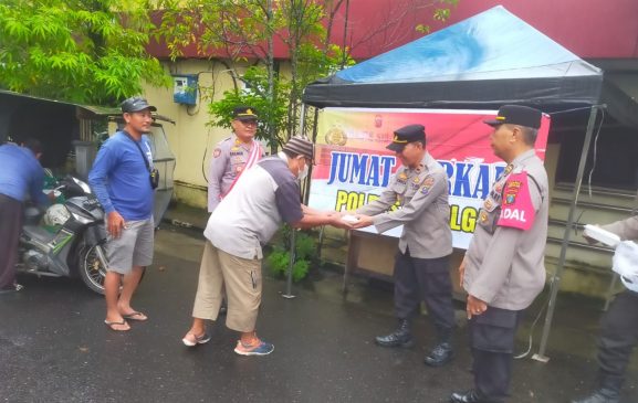 Jumat Berkah, Polres Sibolga Berbagi Kepada Warga di Jalan Raya