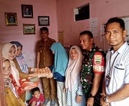 Babinsa Koramil 06/Kota Berikan Sembako ke Warga Kurang Mampu