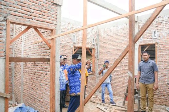 Pj Bupati Tapteng Tinjau Pembangunan RTLH di Kecamatan Pandan