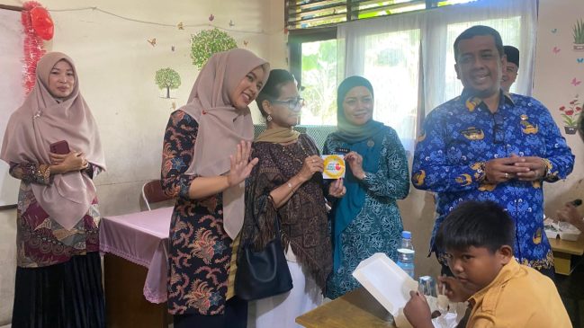 Pj Walikota Pekanbaru Tinjau Makan Siang Gratis di SD dan Posyandu