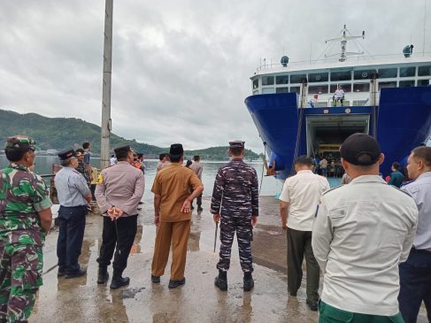Forkopimda Sambut Kedatangan Kapal dari Nias di Pelabuhan Sibolga