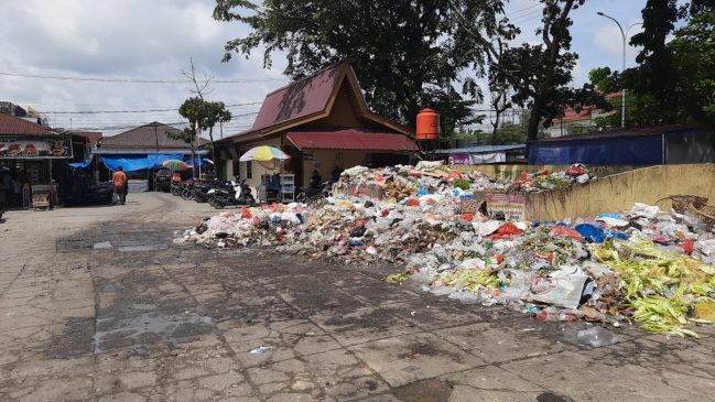 Angkutan Tersendat, Sejumlah TPS di Pekanbaru Dipenuhi Tumpukan Sampah