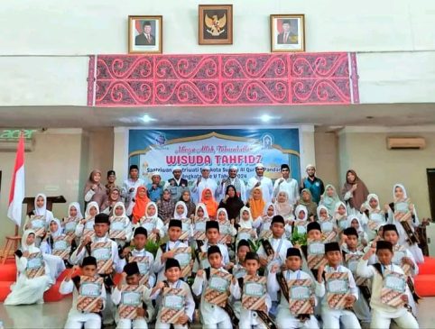 Asisten Administrasi dan Umum Setdakab Tapteng Hadiri Wisuda Program Tahfidz Qur’an