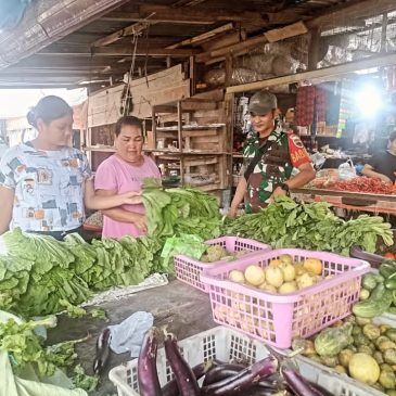 Babinsa Tingkatkan Komsos di Pasar Manduamas