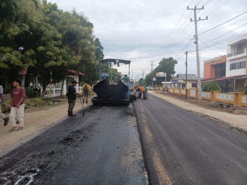 Tingkatkan Konektivitas, Perbaikan Jalan di Inhu dan Kuansing Digenjot