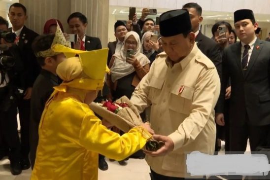 Disambut Siswa SD WNI Berbusana Adat, Presiden Prabowo Tiba di Kairo