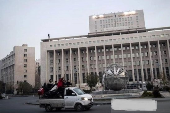 Warga Suriah Robohkan Patung Ayah Bashar al-Assad