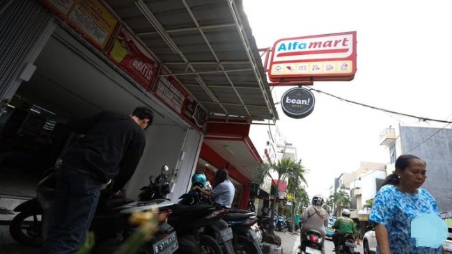 Alfamart Tutup 400 Gerai, Salah Satu Penyebab Tukang Parkir