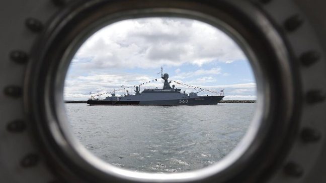 Kapal Perang Rusia Lepaskan Tembakan Peringatan ke Heli Jerman