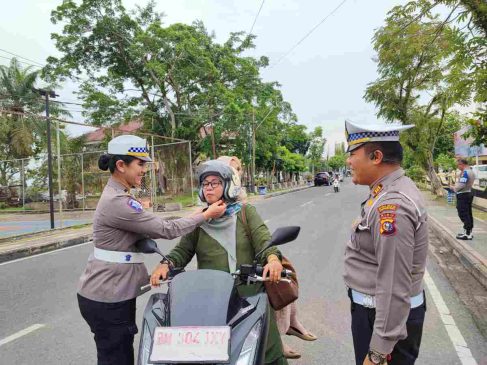 Satlantas Polres Inhu Bagikan Helm Gratis ke Pengendara