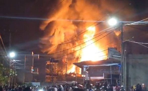 Diduga Gudang Solar, Bangunan di Tenayan Raya Terbakar