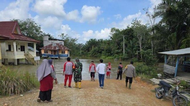 Sungai Nilo Meluap, Warga Desa Lubuk Kembang Terpaksa Pakai Perahu