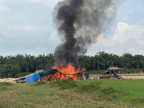 Bakar 30 Rakit PETI, Polres Kuansing Tangkap Seorang Penambang