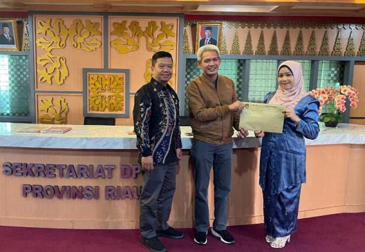 KPU Serahkan Salinan SK Penetapan Paslon Gubernur Riau Terpilih ke DPRD Riau