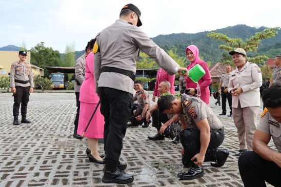 Kapolres Tapteng Pimpin Upacara Kenaikan Pangkat 29 Personel Polri