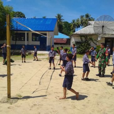 Babinsa Koramil 02/Sorkam Latih  SMPN Sorkam Olahraga Voli