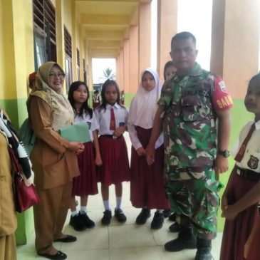 Babinsa Koramil 03/Pandan Lakukan Komsos di Sekolah