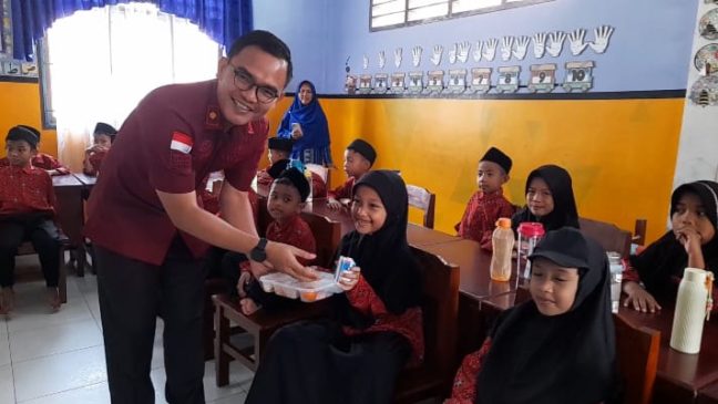 Kantor Imigrasi Kelas II TPI Sibolga Berikan Makanan Bergizi Kepada Siswa SD Muhammadiyah Plus Tapteng
