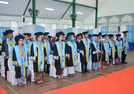 Kadis Pendidikan Wakili Bupati Tapteng Hadiri Wisuda STPK Matauli