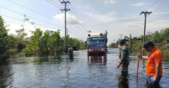 Curah Hujan Tinggi, Banjir Jalintim Km 83 Desa Kemang Pelalawan Kembali Naik 10 Cm