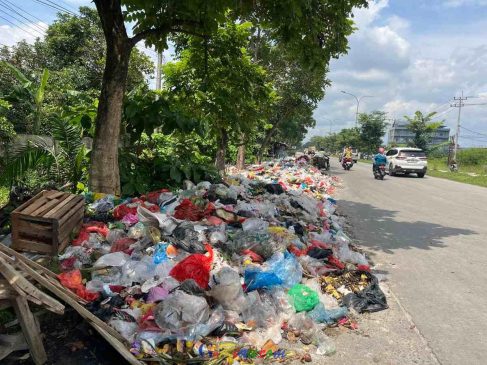 Jalan Raya di Pekanbaru Dipenuhi Sampah, Pedagang dan Warga Terdampak