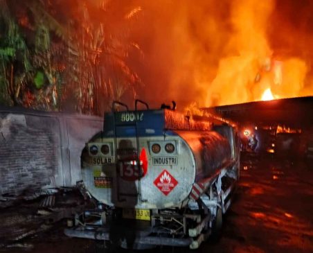 Kebakaran Hebat di Rumbai, Petugas Berjibaku Jinakkan Api Selama Enam Jam