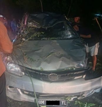 Hindari Motor Terparkir, Xenia Terbalik di Jalan Yos Sudarso Pekanbaru
