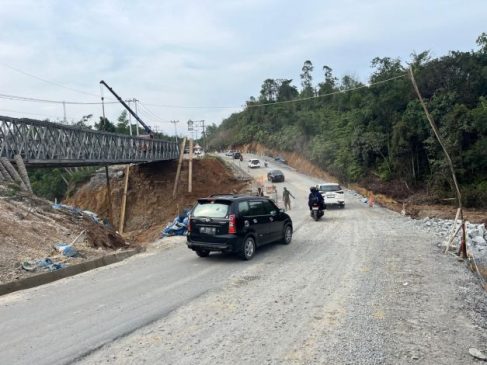 Perbaikan Digesa, Jalur Lintas Riau-Sumbar di Km 106 Tanjung Alai Lancar