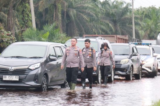 Dirikan Posko 24 Jam, Kapolres Pelalawan Tangani Banjir di Jalintim KM 83