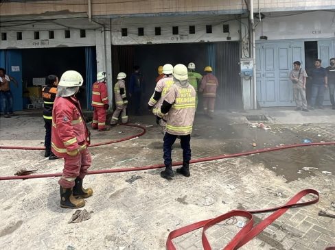 Kebakaran Ruko di Soekarno Hatta, DPKP Pekanbaru Berjuang Padamkan Api