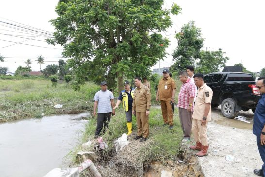 Pemko Pekanbaru Turunkan Alat Berat untuk Atasi Banjir